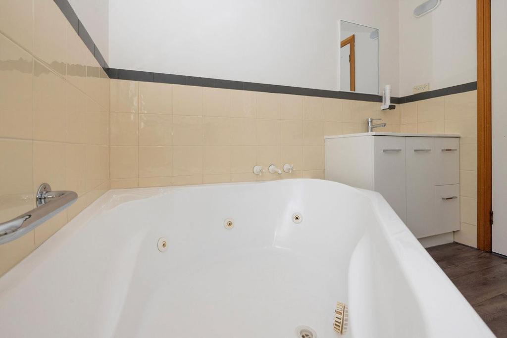 Kitty'S Cottages - Managed By Big4 Strahan Holiday Retreat Exteriér fotografie