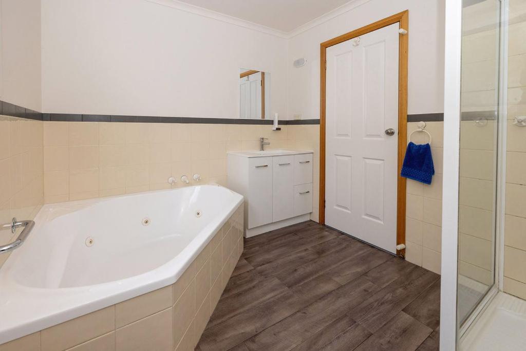 Kitty'S Cottages - Managed By Big4 Strahan Holiday Retreat Exteriér fotografie